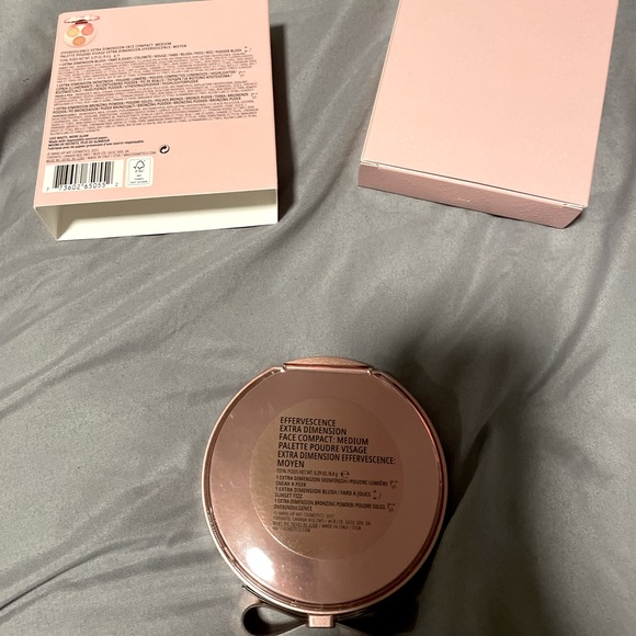 MAC Effervescence Extra Dimension Face Compact - Picture 4 of 4